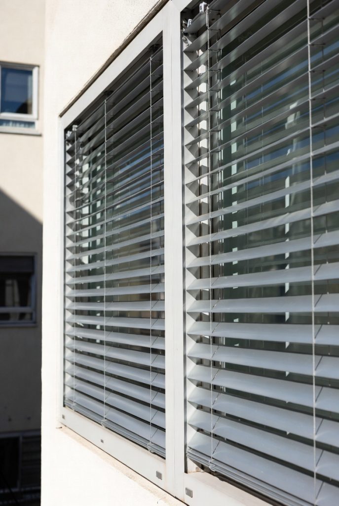 outdoor motorized Venetian blinds